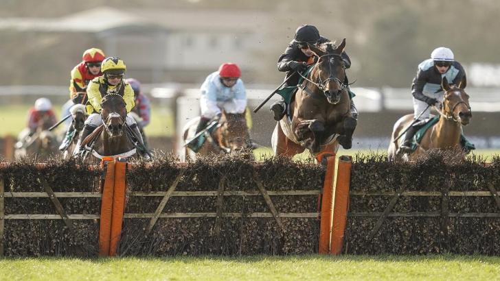 Horse racing action at Uttoxeter